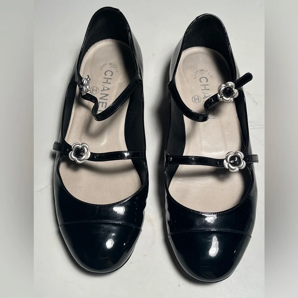 CHANEL Black Patent Leather Flats with Silver Floral Accents